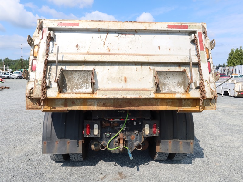 2005 INTERNATIONAL 7400 HOOKLIFT TRUCK W/STEEL DUMP TRUCK BOX