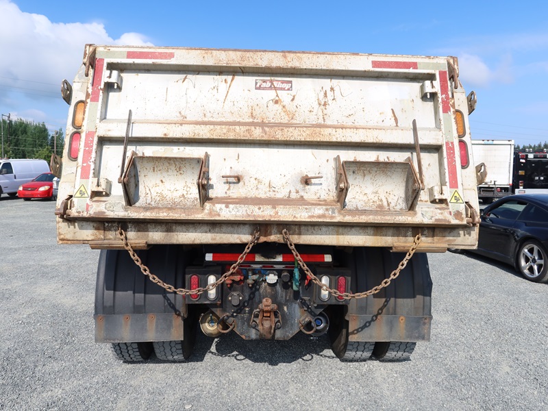 2005 INTERNATIONAL 7400 HOOKLIFT TRUCK W/STEEL DUMP TRUCK BOX