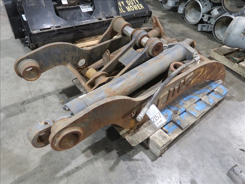 LOT, CWS 32"W EXCAVATOR THUMB W/HYDRAULIC CYLINDER MARYSVILLE TOOLS