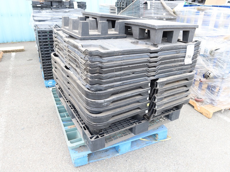 LOT, ASSORTED PLASTIC PALLETS ON THIS PALLET (SOME CUT IN HALF