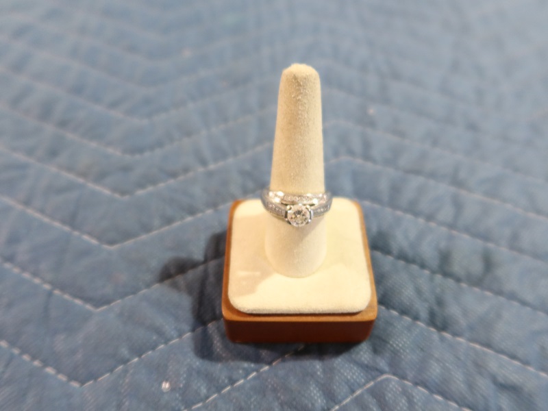 LADIES RING W/CLEAR STONES, SIZE 8.75 (TESTS POSITIVE FOR DIAMOND