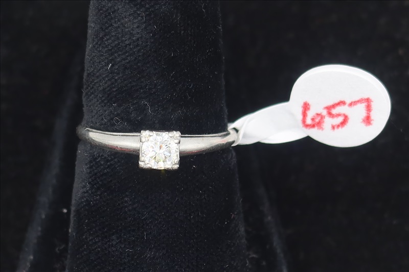 LOT, (1) WHITE METAL RING WITH CLESR STONE, SIZE 7.5 (TESTS POSITIVE